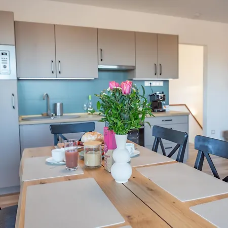 Lila Akac Vendeghaz Apartmán *