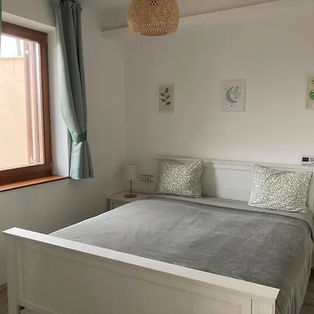 Lila Akac Vendeghaz Apartmán *