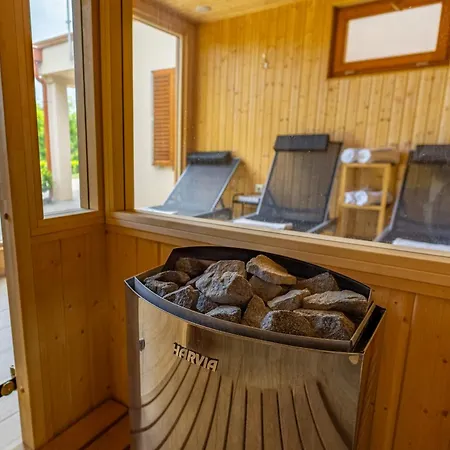 Lila Akac Vendeghaz Apartmán *