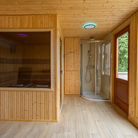 Lila Akac Vendeghaz Apartmán *
